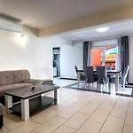 In With Balcony, Air Conditioning, Wifi, Washing Machine Appartement