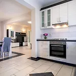 Appartement In With Balcony, Air Conditioning, Wifi, Washing Machine *