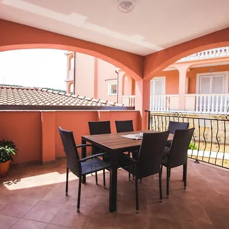 Διαμέρισμα In With Balcony, Air Conditioning, Wifi, Washing Machine Lopar