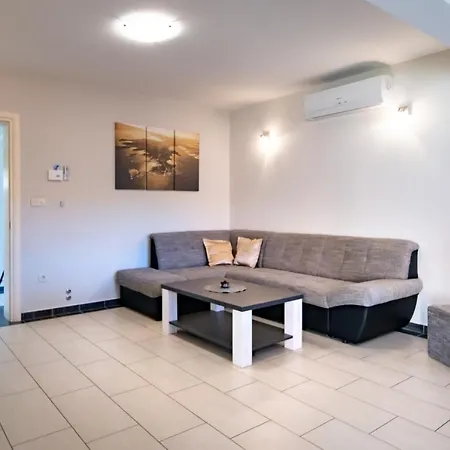 In With Balcony, Air Conditioning, Wifi, Washing Machine *