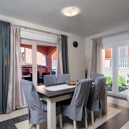 In With Balcony, Air Conditioning, Wifi, Washing Machine Διαμέρισμα Lopar