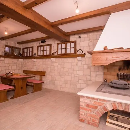 In With Balcony, Air Conditioning, Wifi, Washing Machine *