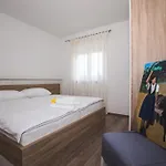 In With Balcony, Air Conditioning, Wifi, Washing Machine Lejlighed Lopar