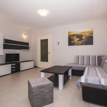 In With Balcony, Air Conditioning, Wifi, Washing Machine *