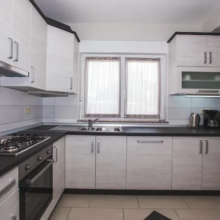 In With Balcony, Air Conditioning, Wifi, Washing Machine