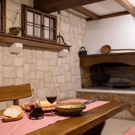 In With Balcony, Air Conditioning, Wifi, Washing Machine *