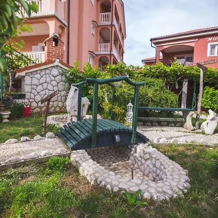In With Balcony, Air Conditioning, Wifi, Washing Machine Lopar