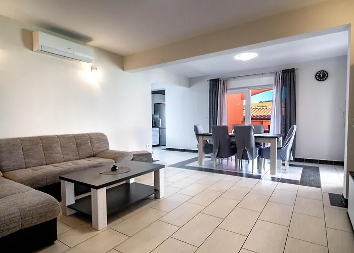 In With Balcony, Air Conditioning, Wifi, Washing Machine Lejlighed