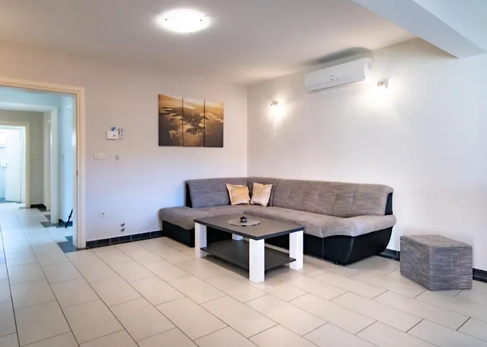 In With Balcony, Air Conditioning, Wifi, Washing Machine *