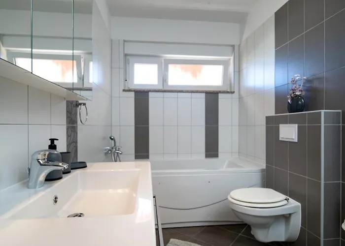 In With Balcony, Air Conditioning, Wifi, Washing Machine