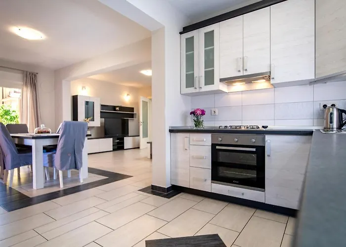 Lejlighed In With Balcony, Air Conditioning, Wifi, Washing Machine *