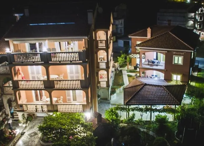 In With Balcony, Air Conditioning, Wifi, Washing Machine Lejlighed *
