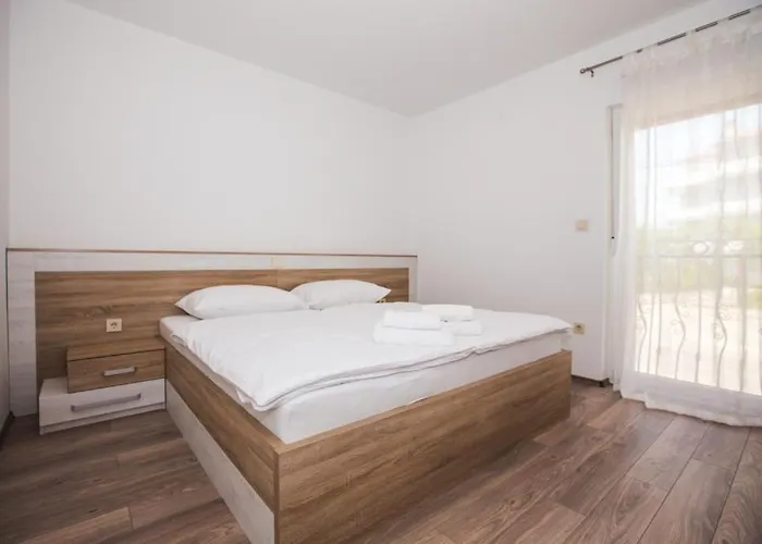 In With Balcony, Air Conditioning, Wifi, Washing Machine *