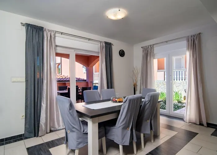 In With Balcony, Air Conditioning, Wifi, Washing Machine Lejlighed Lopar