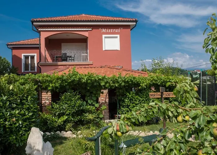 In With Balcony, Air Conditioning, Wifi, Washing Machine