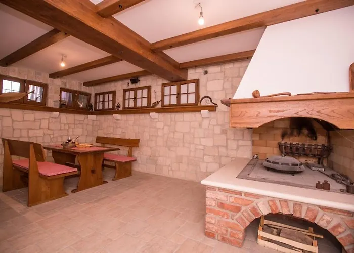 In With Balcony, Air Conditioning, Wifi, Washing Machine *