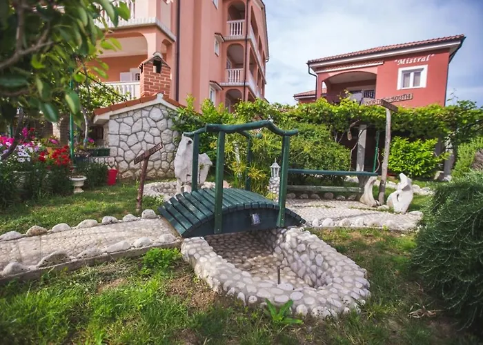 In With Balcony, Air Conditioning, Wifi, Washing Machine Lopar